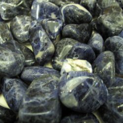 Σοδαλίτης βότσαλο με τρύπα